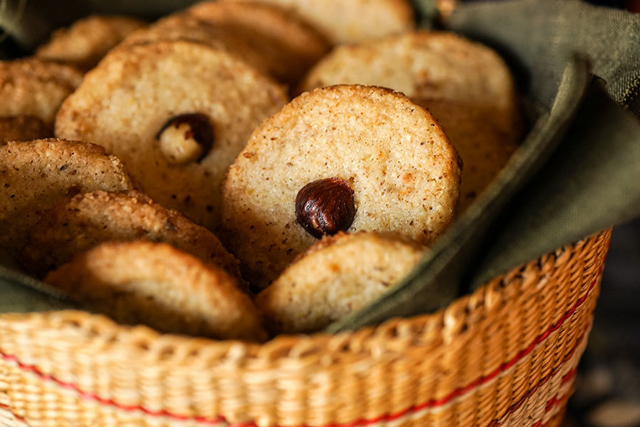 Epices de Cru Hazelnut Orange Clove cookies in a basket